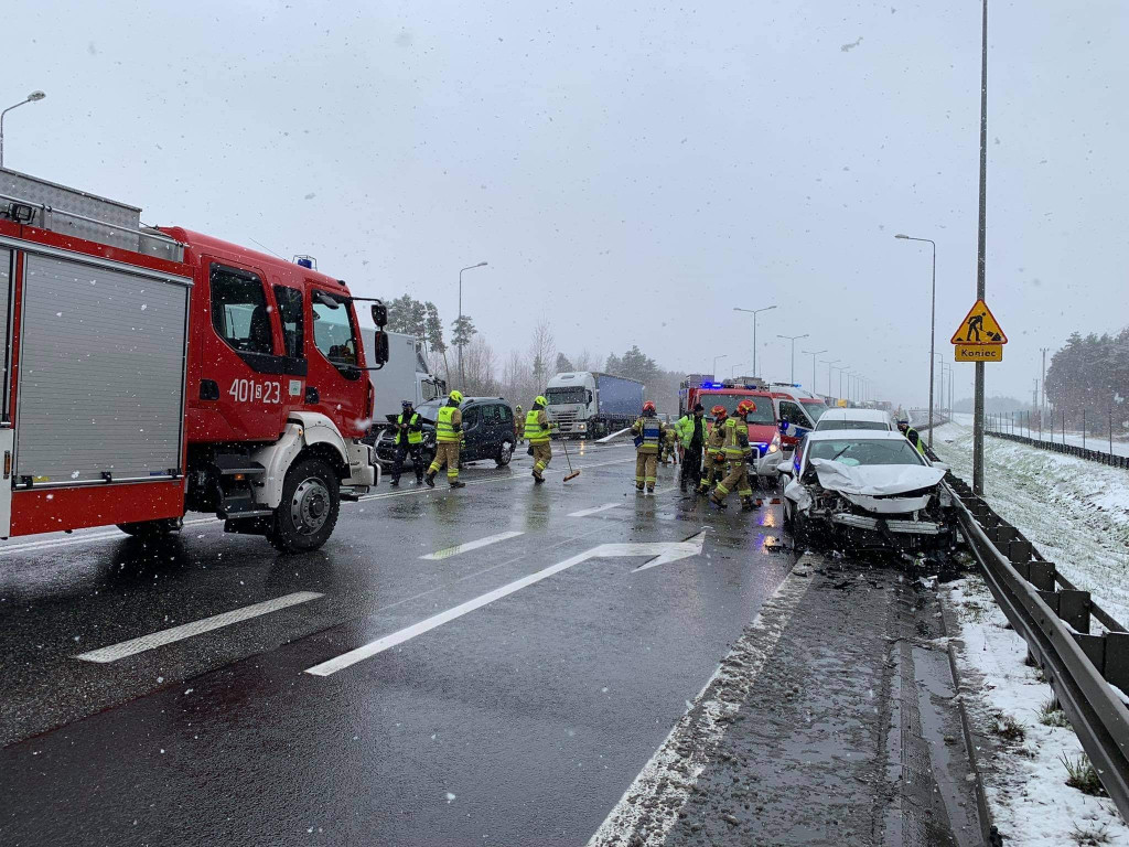Zderzenie dwóch samochodów osobowych na S1