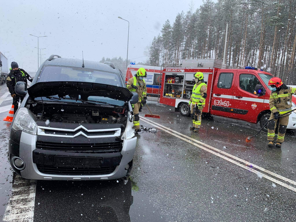 Zderzenie dwóch samochodów osobowych na S1