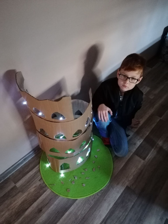 Żywe obrazy w miasteczkowskiej podstawówce