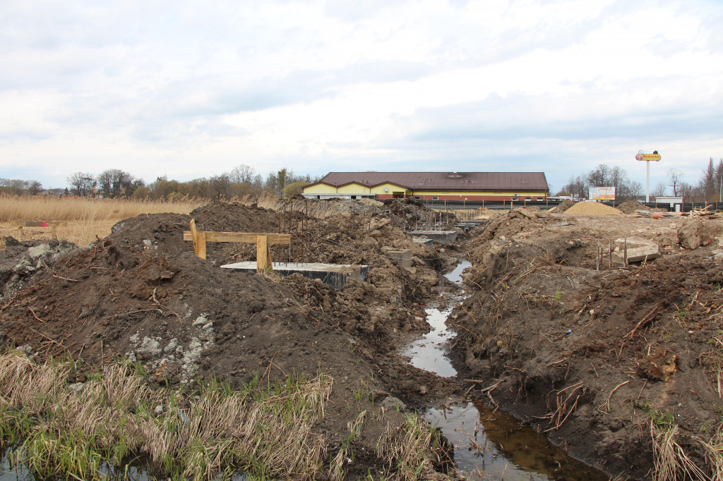 Centrum handlowe naprzeciwko parku w Świerklańcu
