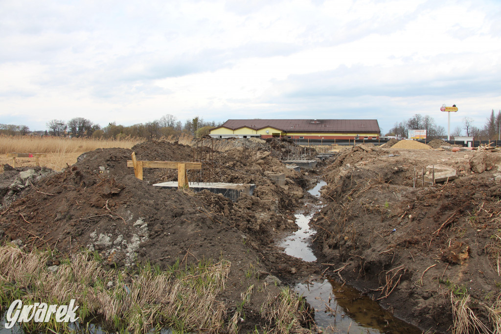 Centrum handlowe naprzeciwko parku w Świerklańcu