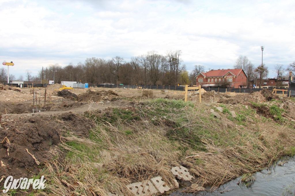 Centrum handlowe naprzeciwko parku w Świerklańcu
