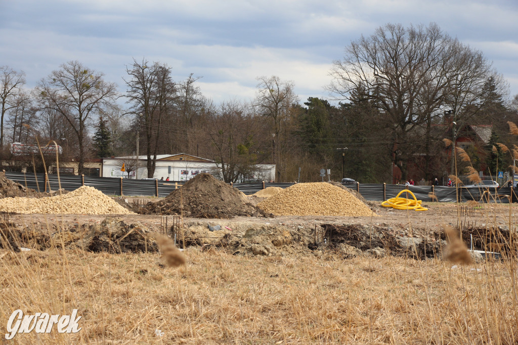 Centrum handlowe naprzeciwko parku w Świerklańcu
