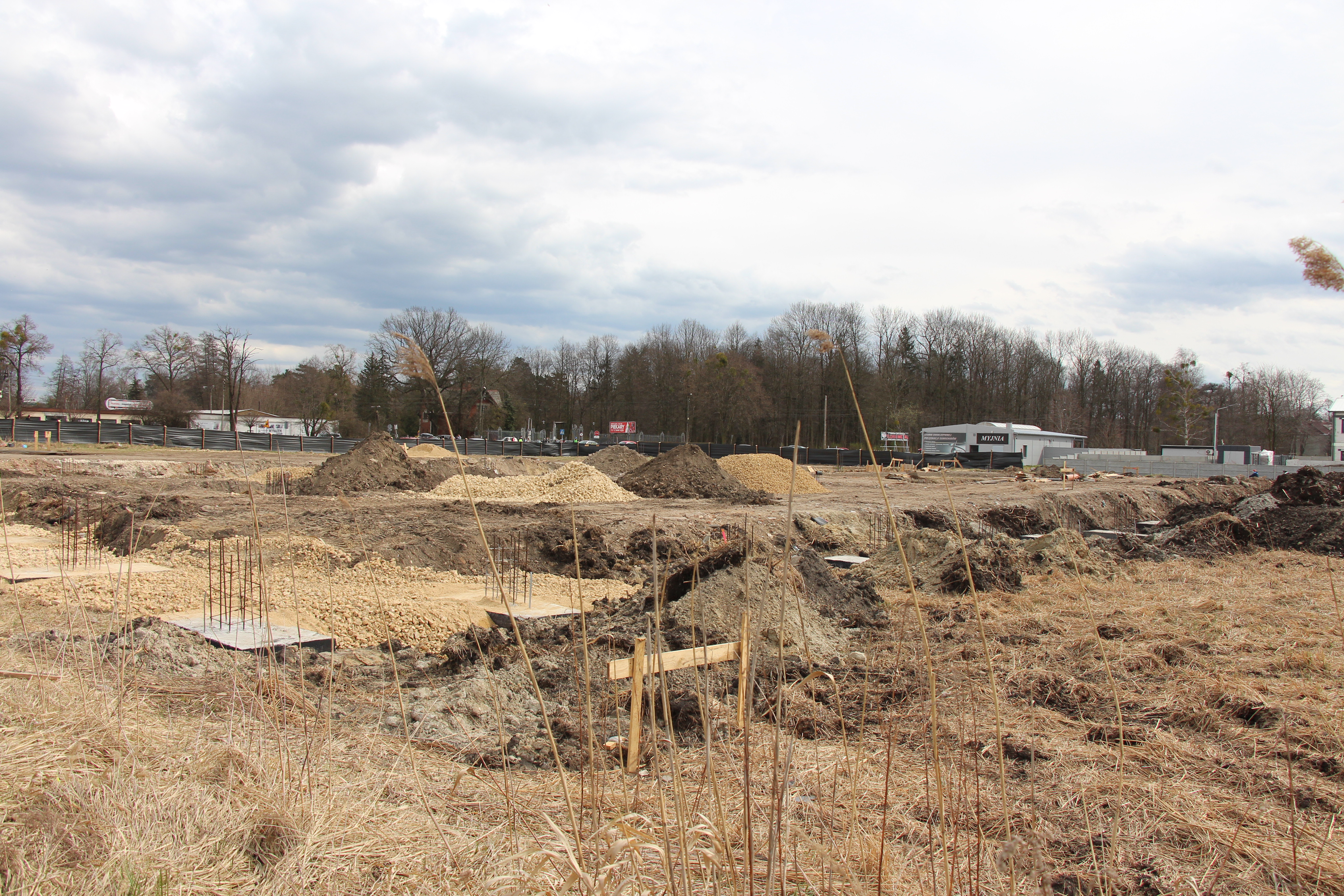 Centrum handlowe naprzeciwko parku w Świerklańcu