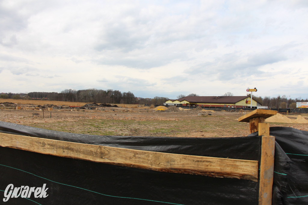 Centrum handlowe naprzeciwko parku w Świerklańcu