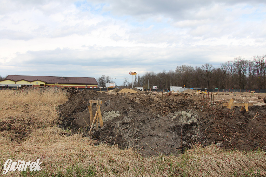 Centrum handlowe naprzeciwko parku w Świerklańcu