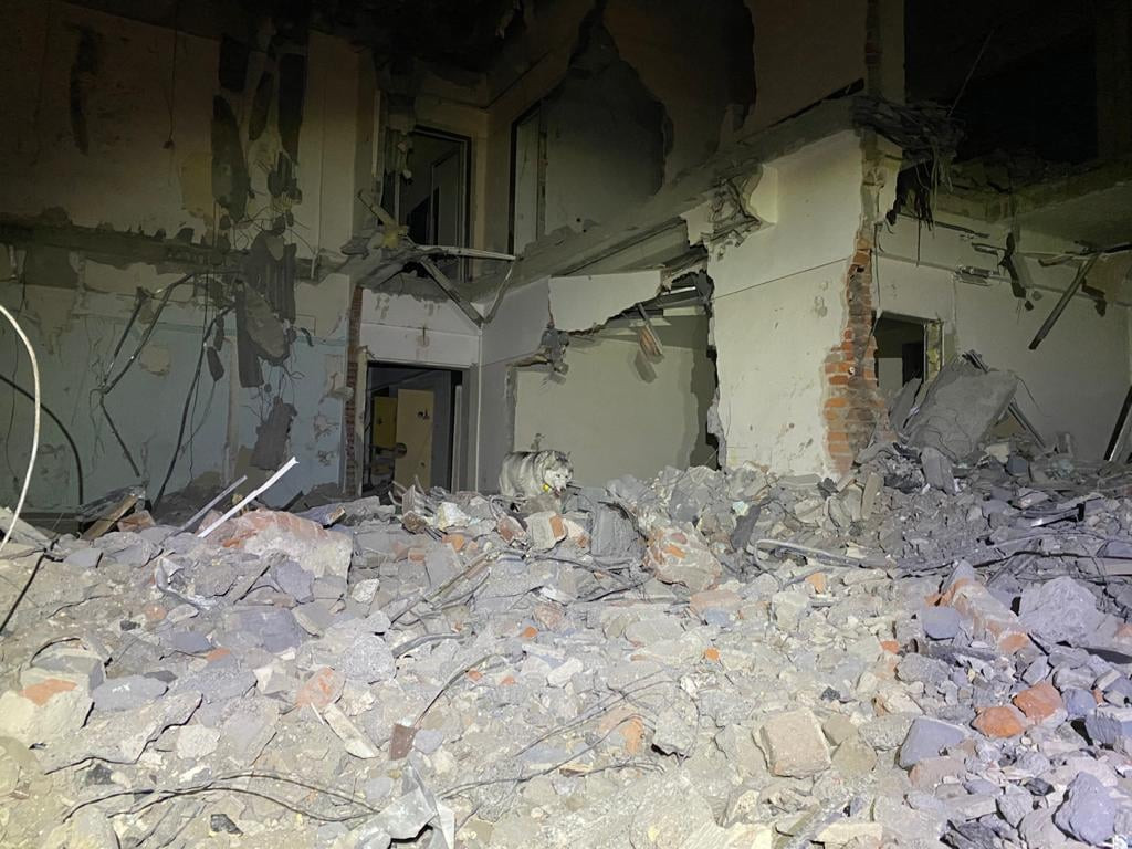 Skorzystali z okazji, szkolenie na gruzach biurowca