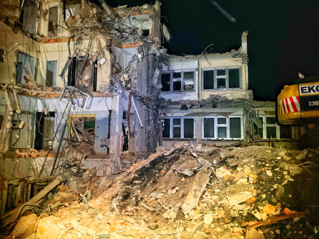 Skorzystali z okazji, szkolenie na gruzach biurowca