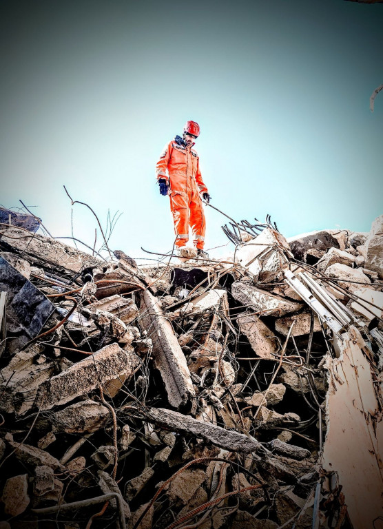 Skorzystali z okazji, szkolenie na gruzach biurowca