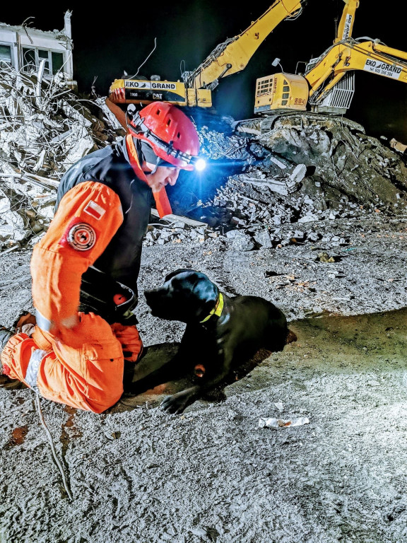 Skorzystali z okazji, szkolenie na gruzach biurowca