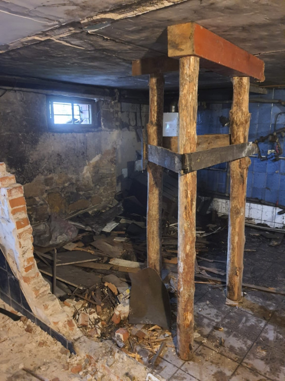 Wybuch kotła centralnego ogrzewania. Zniszczona piwnica