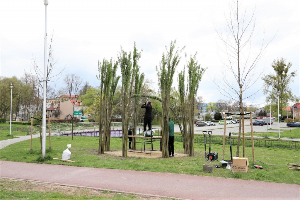 Żywa architektura powstaje w Lublińcu. Zielona altana w budowie