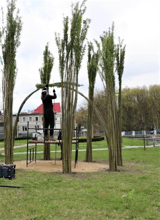 Żywa architektura powstaje w Lublińcu. Zielona altana w budowie
