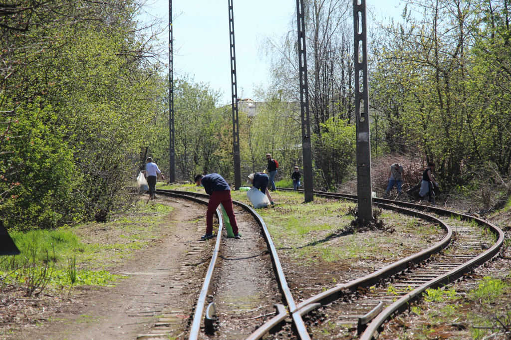 Sofa, butelki, śmieci... Wąskotorówka czy wysypisko?