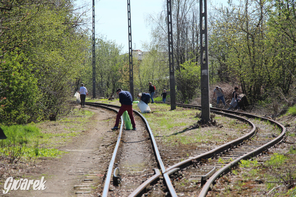 Sofa, butelki, śmieci... Wąskotorówka czy wysypisko?