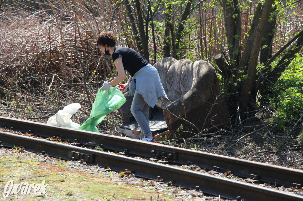 Sofa, butelki, śmieci... Wąskotorówka czy wysypisko?
