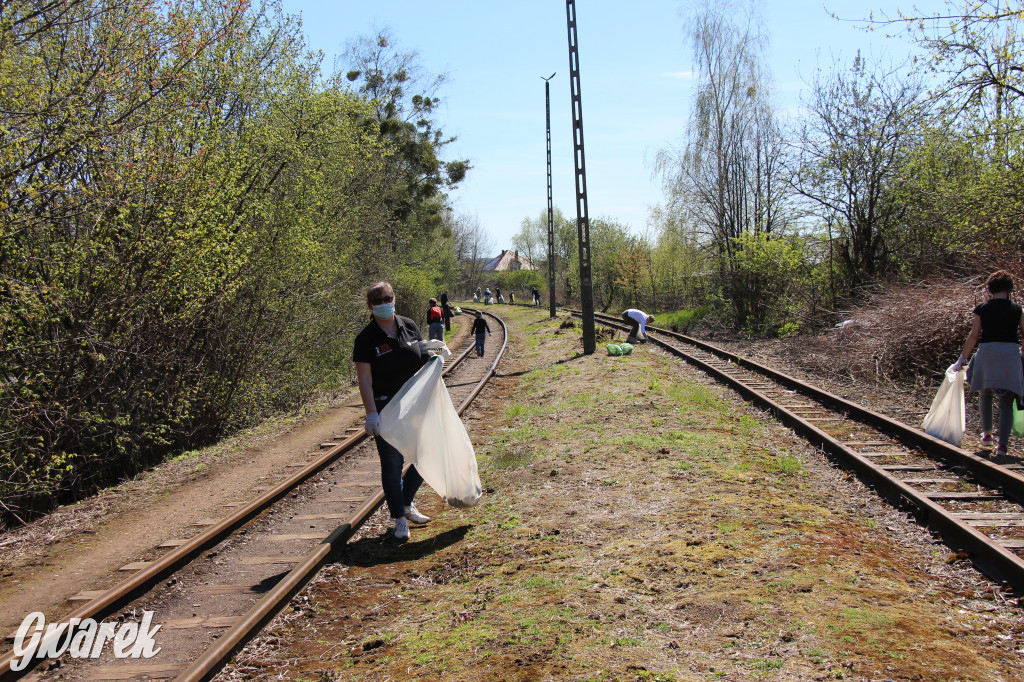 Sofa, butelki, śmieci... Wąskotorówka czy wysypisko?