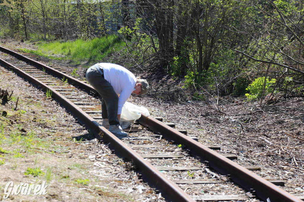 Sofa, butelki, śmieci... Wąskotorówka czy wysypisko?