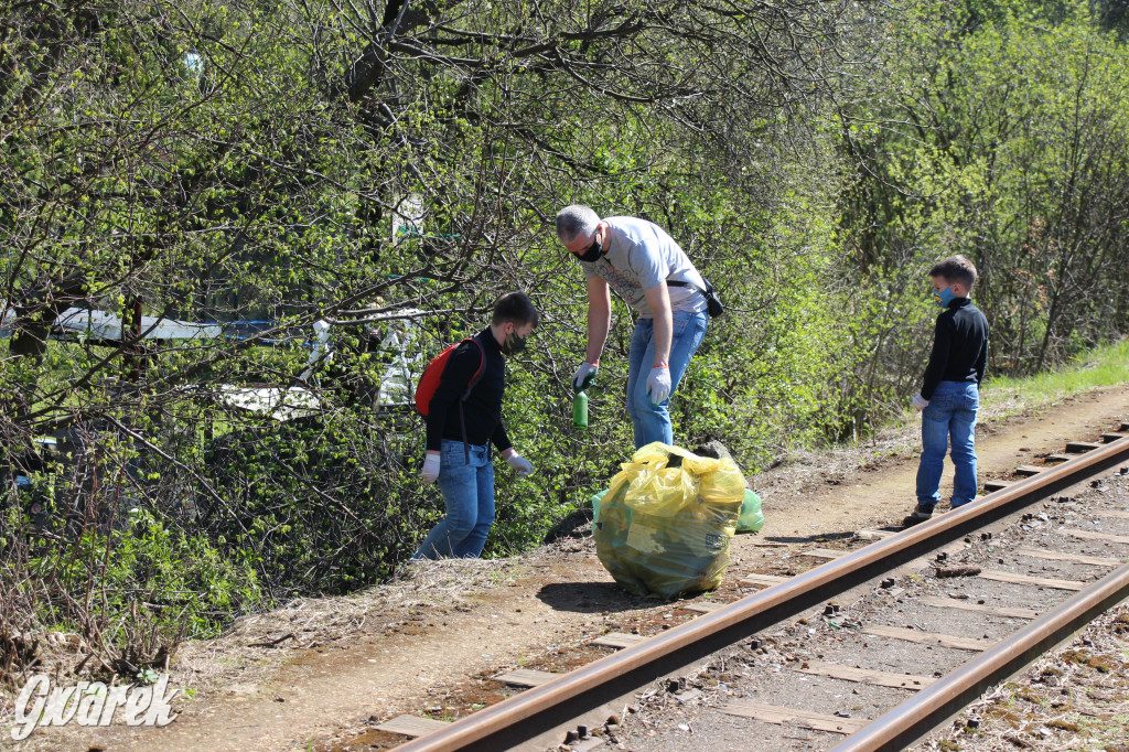 Sofa, butelki, śmieci... Wąskotorówka czy wysypisko?