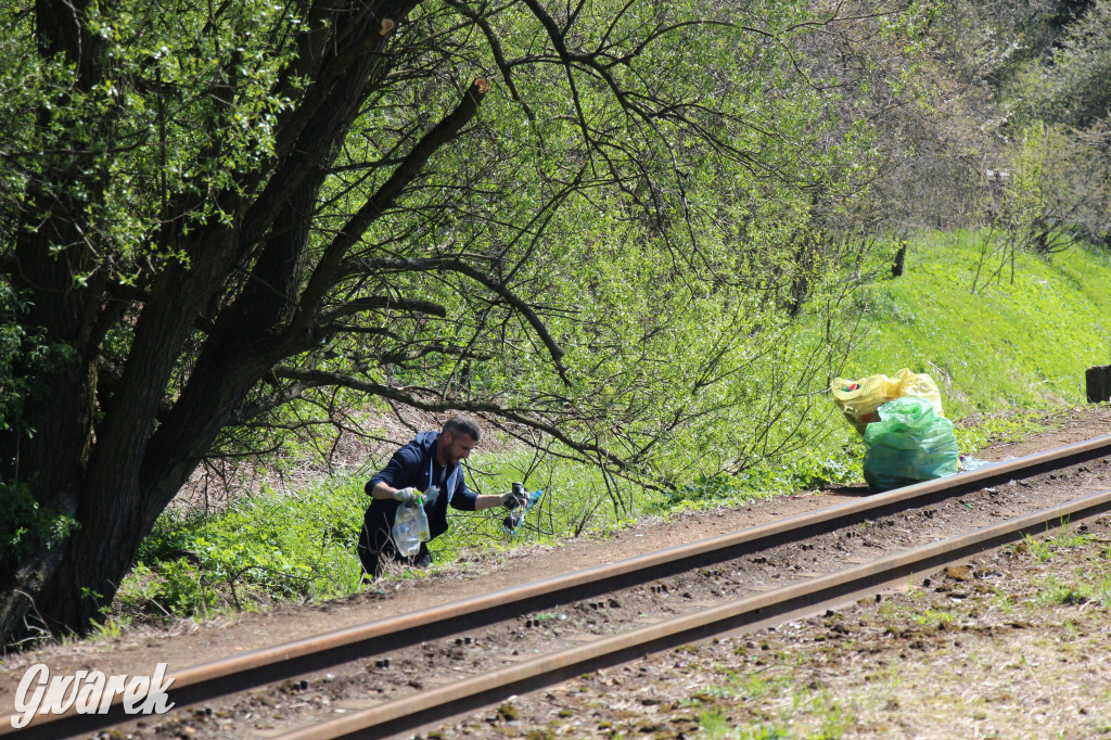 Sofa, butelki, śmieci... Wąskotorówka czy wysypisko?