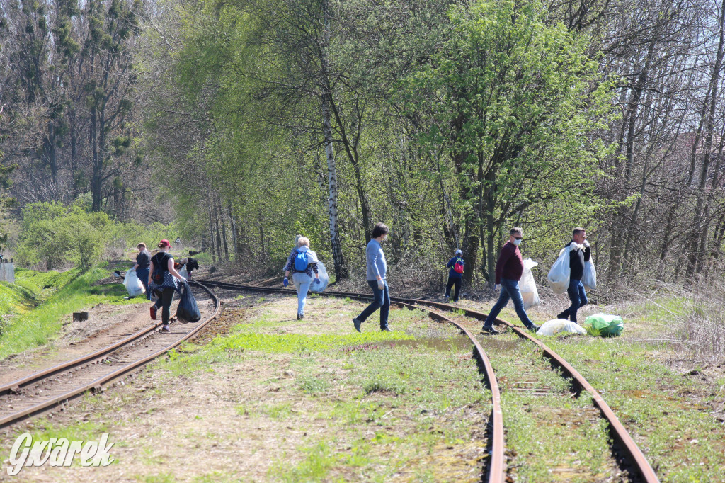 Sofa, butelki, śmieci... Wąskotorówka czy wysypisko?
