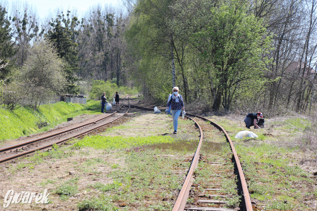 Sofa, butelki, śmieci... Wąskotorówka czy wysypisko?