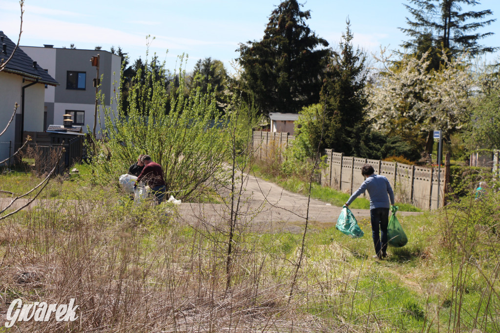 Sofa, butelki, śmieci... Wąskotorówka czy wysypisko?