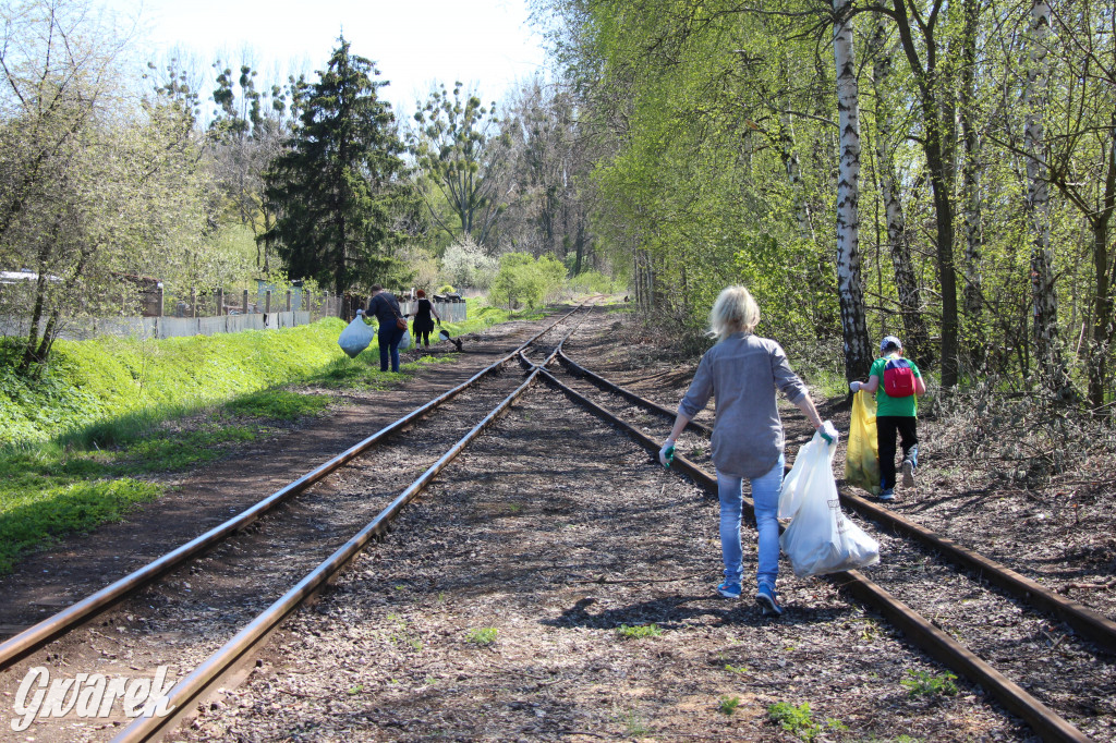 Sofa, butelki, śmieci... Wąskotorówka czy wysypisko?