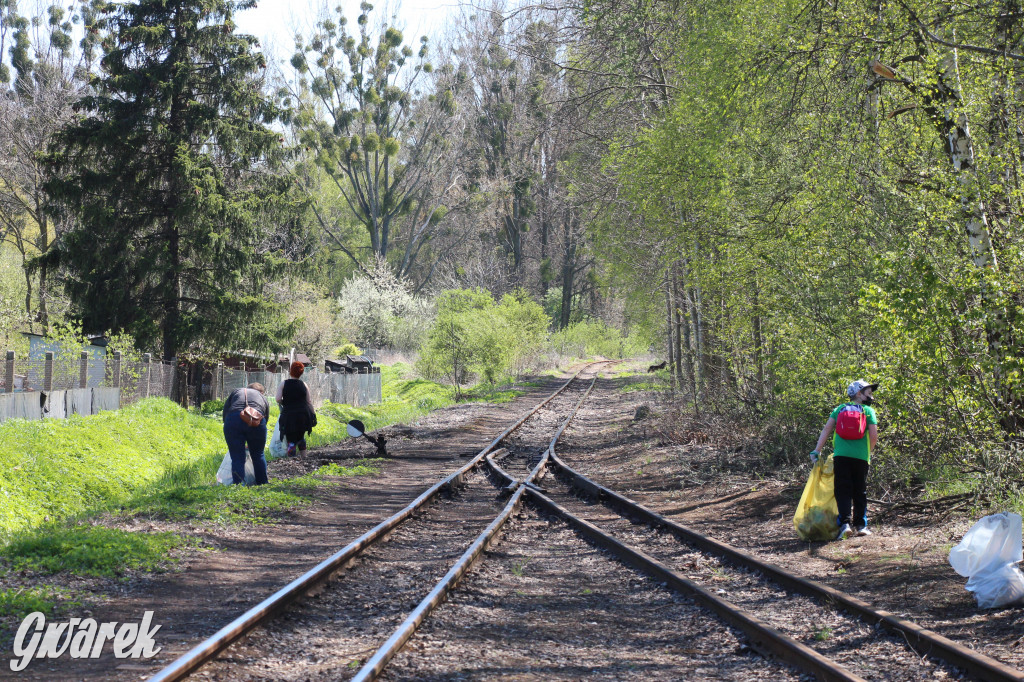 Sofa, butelki, śmieci... Wąskotorówka czy wysypisko?