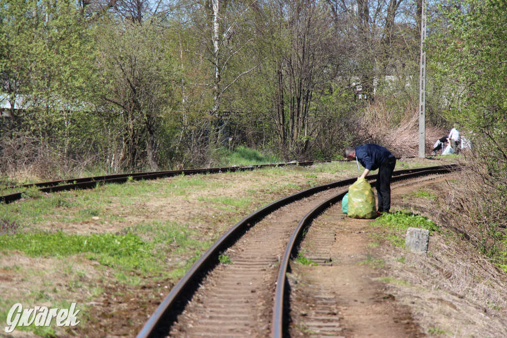 Sofa, butelki, śmieci... Wąskotorówka czy wysypisko?
