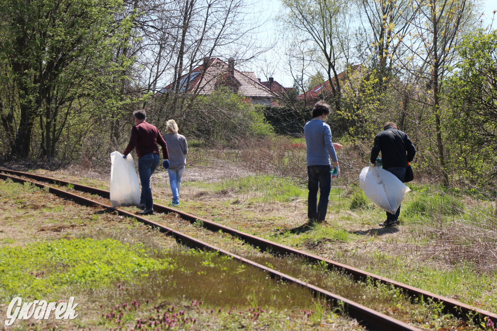 Sofa, butelki, śmieci... Wąskotorówka czy wysypisko?