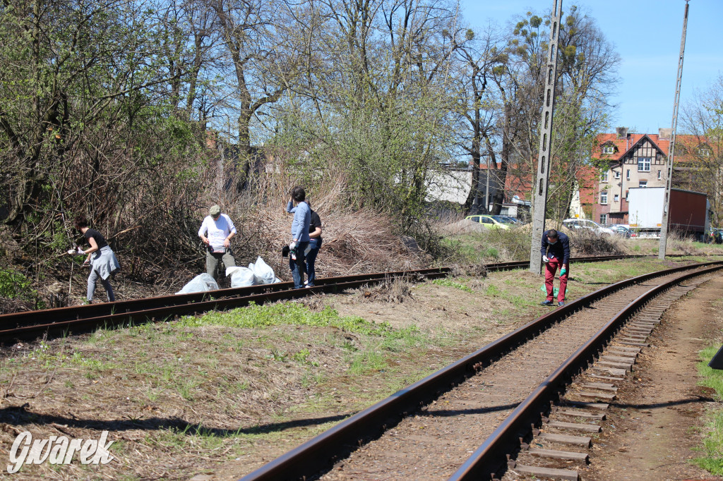 Sofa, butelki, śmieci... Wąskotorówka czy wysypisko?