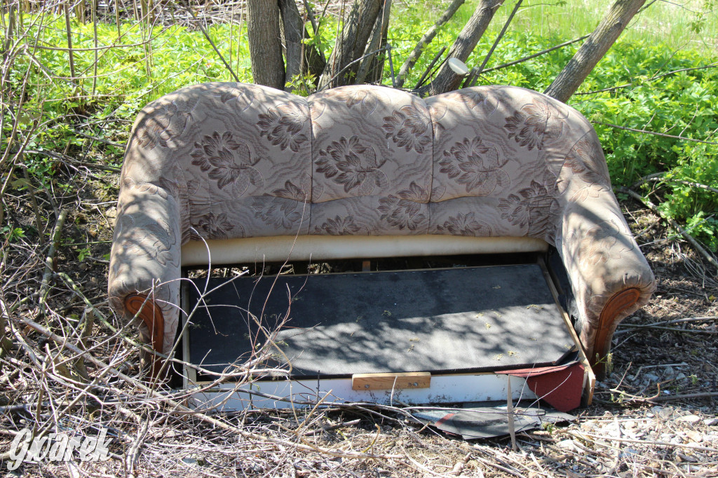 Sofa, butelki, śmieci... Wąskotorówka czy wysypisko?