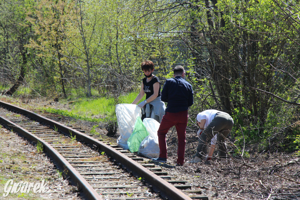 Sofa, butelki, śmieci... Wąskotorówka czy wysypisko?