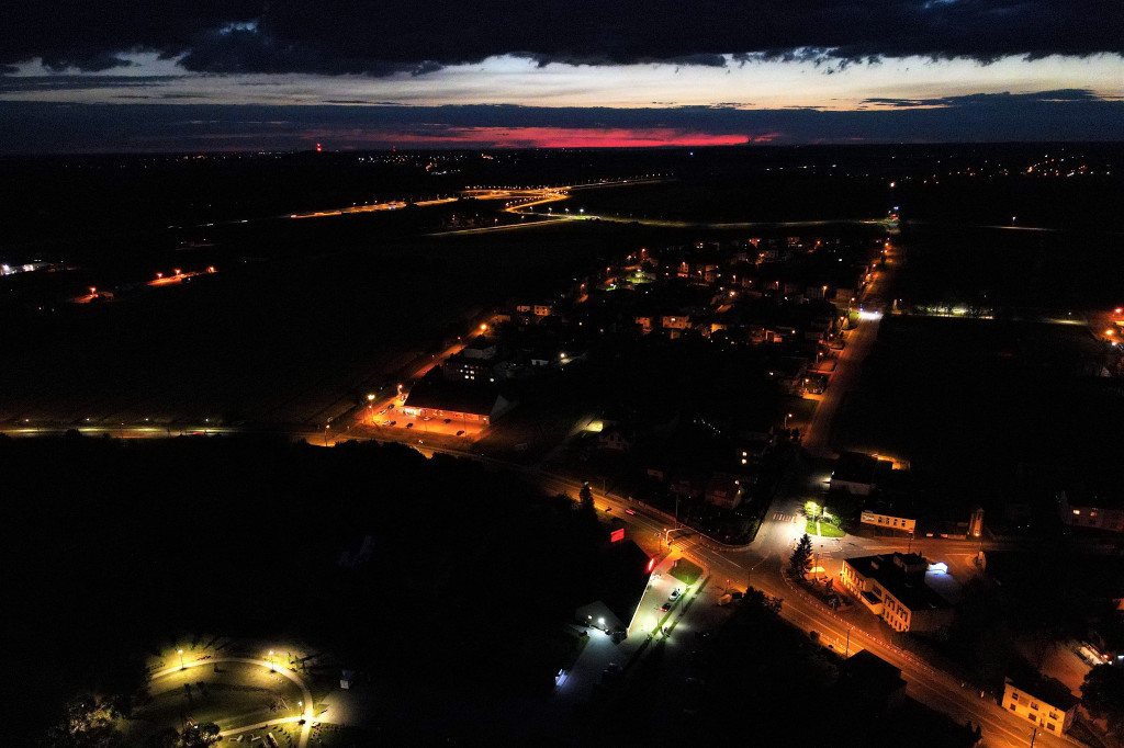 Woźniki wieczorową porą. Tak wyglądają z góry