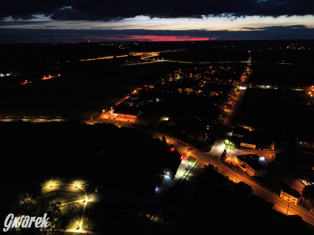 Woźniki wieczorową porą. Tak wyglądają z góry