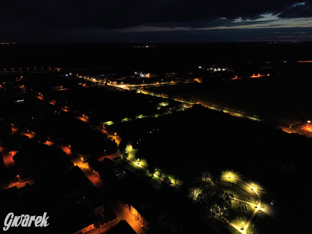 Woźniki wieczorową porą. Tak wyglądają z góry