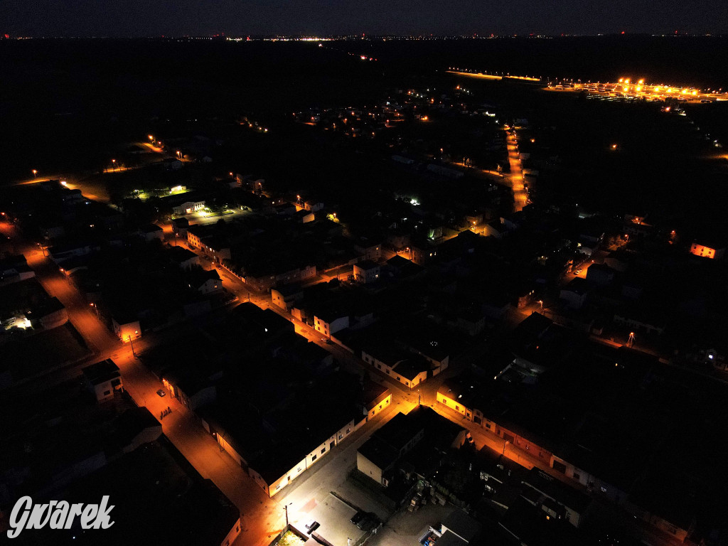 Woźniki wieczorową porą. Tak wyglądają z góry