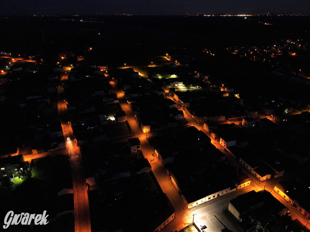 Woźniki wieczorową porą. Tak wyglądają z góry