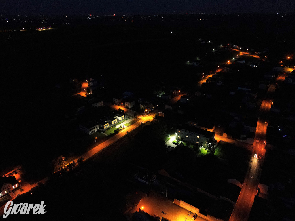 Woźniki wieczorową porą. Tak wyglądają z góry