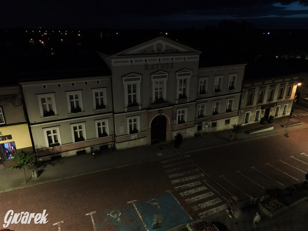 Woźniki wieczorową porą. Tak wyglądają z góry