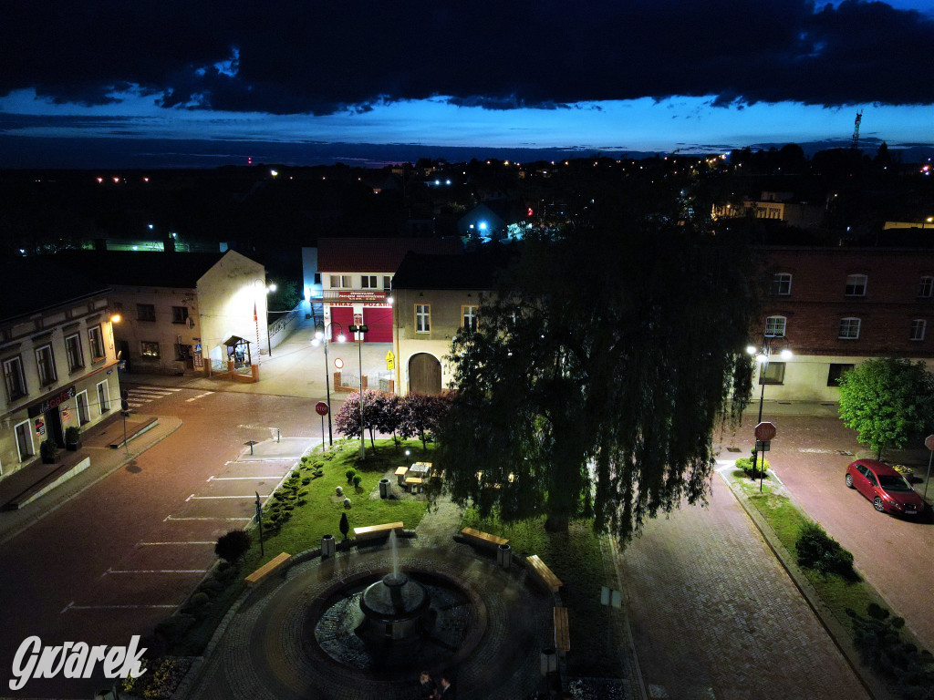 Woźniki wieczorową porą. Tak wyglądają z góry