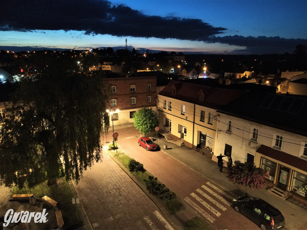 Woźniki wieczorową porą. Tak wyglądają z góry