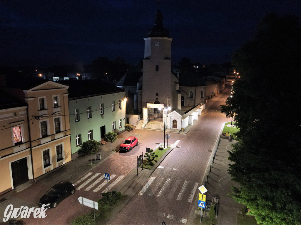Woźniki wieczorową porą. Tak wyglądają z góry