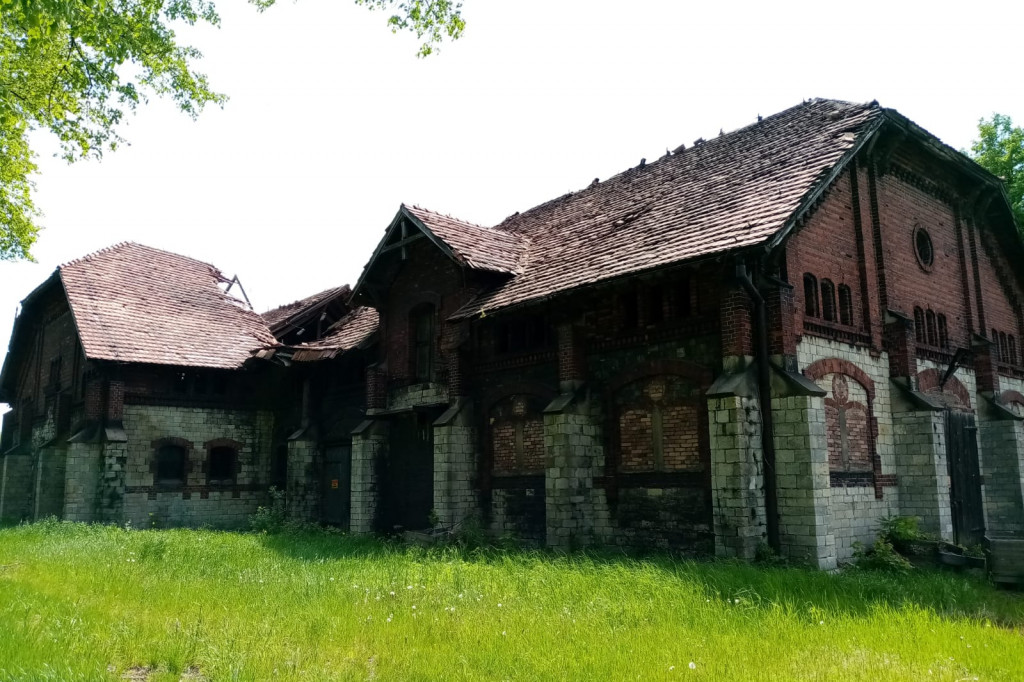 Zabytkowy folwark popada w ruinę