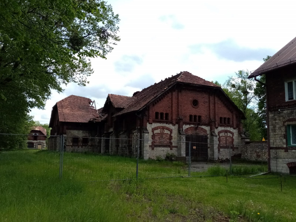 Zabytkowy folwark popada w ruinę
