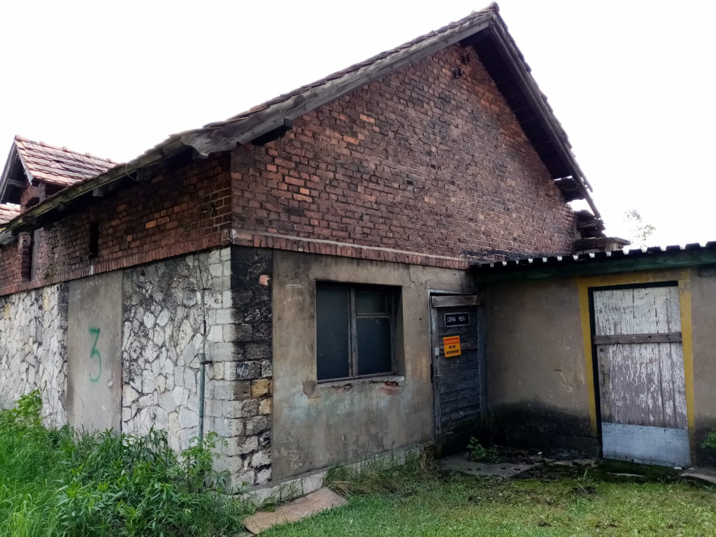 Zabytkowy folwark popada w ruinę