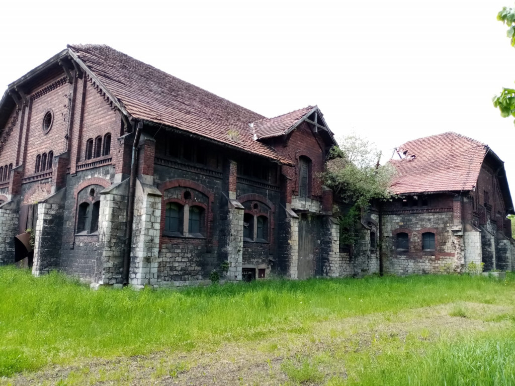 Zabytkowy folwark popada w ruinę