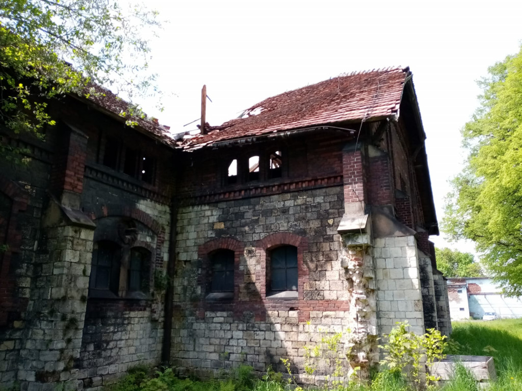 Zabytkowy folwark popada w ruinę