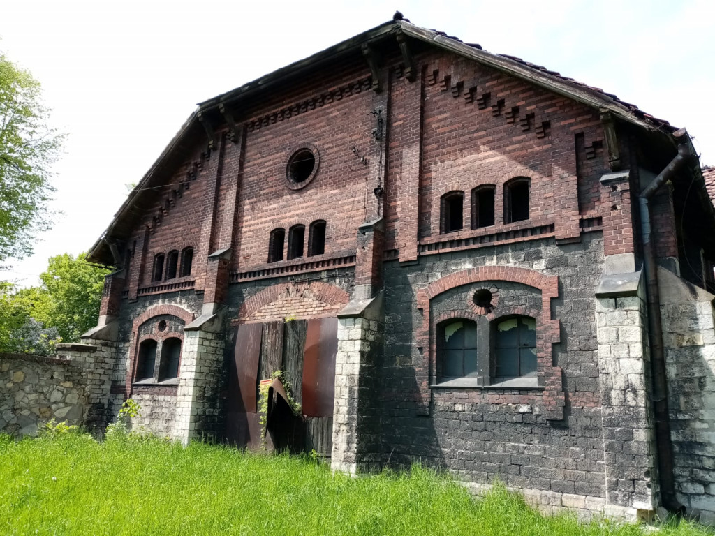 Zabytkowy folwark popada w ruinę